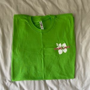 TRADER JOES LIME GREEN MEDIUM TSHIRT UNISEX